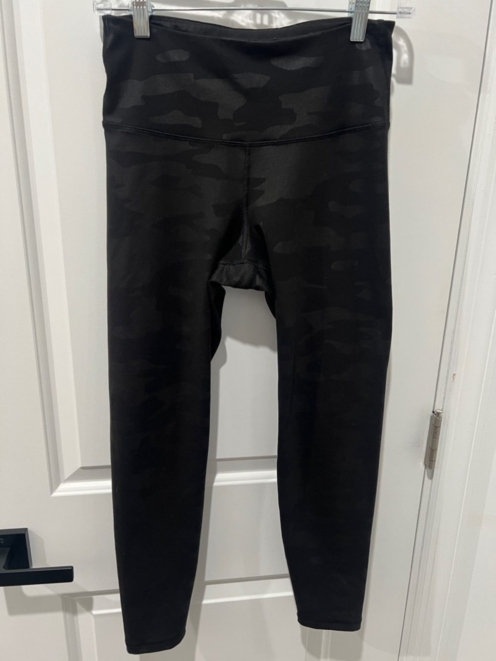 Old Navy Black Camo Elevate Leggings Size Medium
